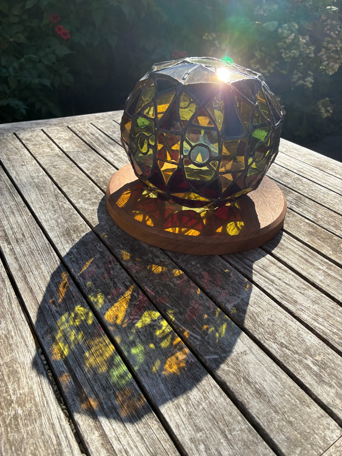 Sphère en verres colorés assemblée à l'étain selon la technique Tiffany