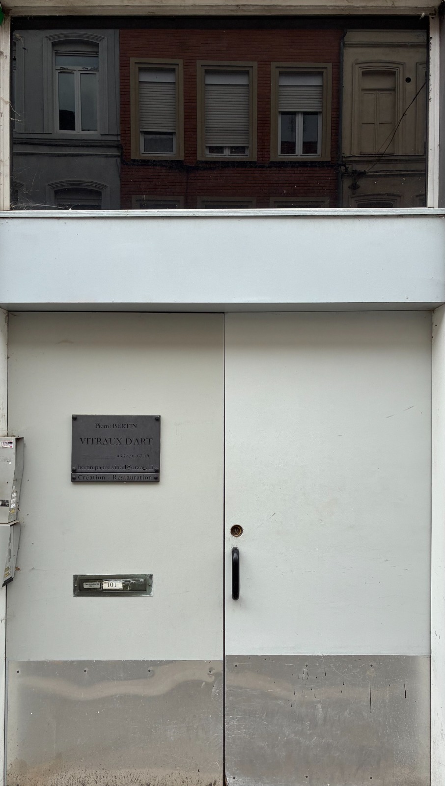 Porte de l'atelier Pierre Bertin à Lille, plaque Vitraux d'art, création et restauration